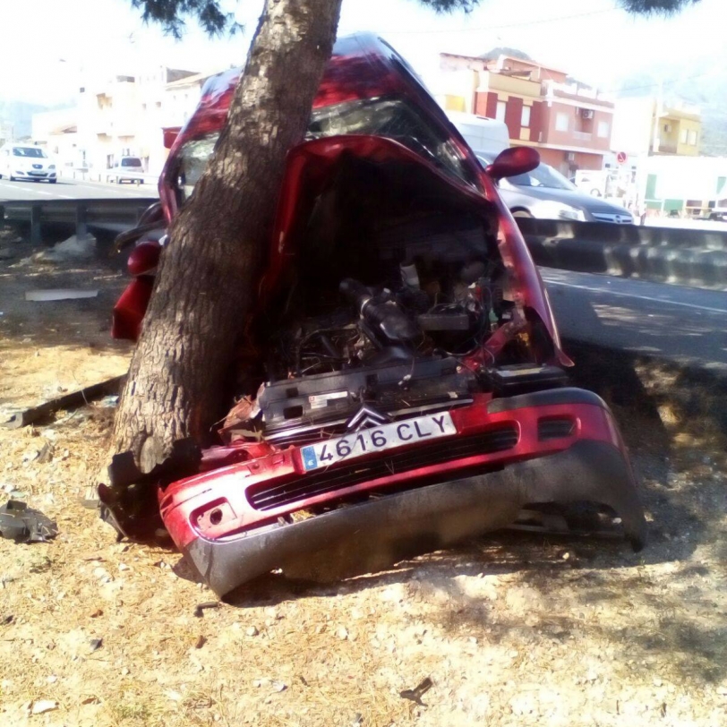 Un coche ''vuela'' en la N-332 e impacta contra un arbol en Xeraco