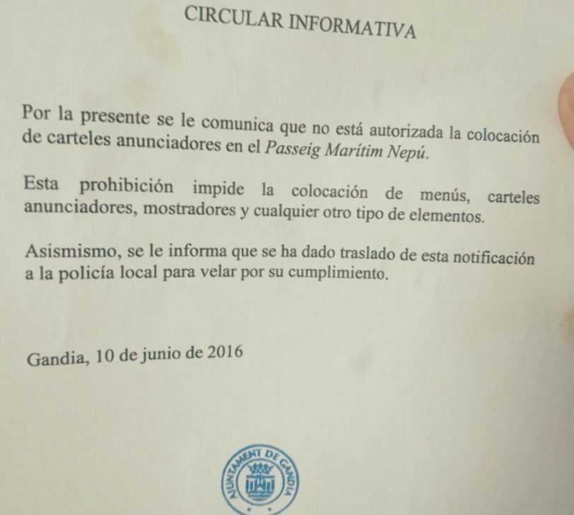 El Gobierno aplica la prohibición de carteles en la playa de Gandia