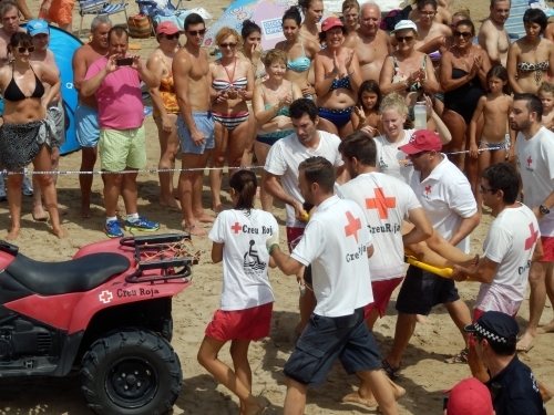 Socorristas de Cruz Roja Gandia salvan a una persona que buceaba en la playa