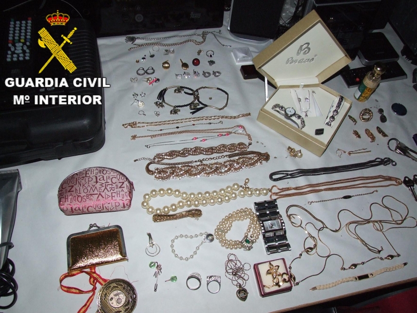 La Guardia Civil de Oliva detiene en Piles a un hombre por robar en una casa