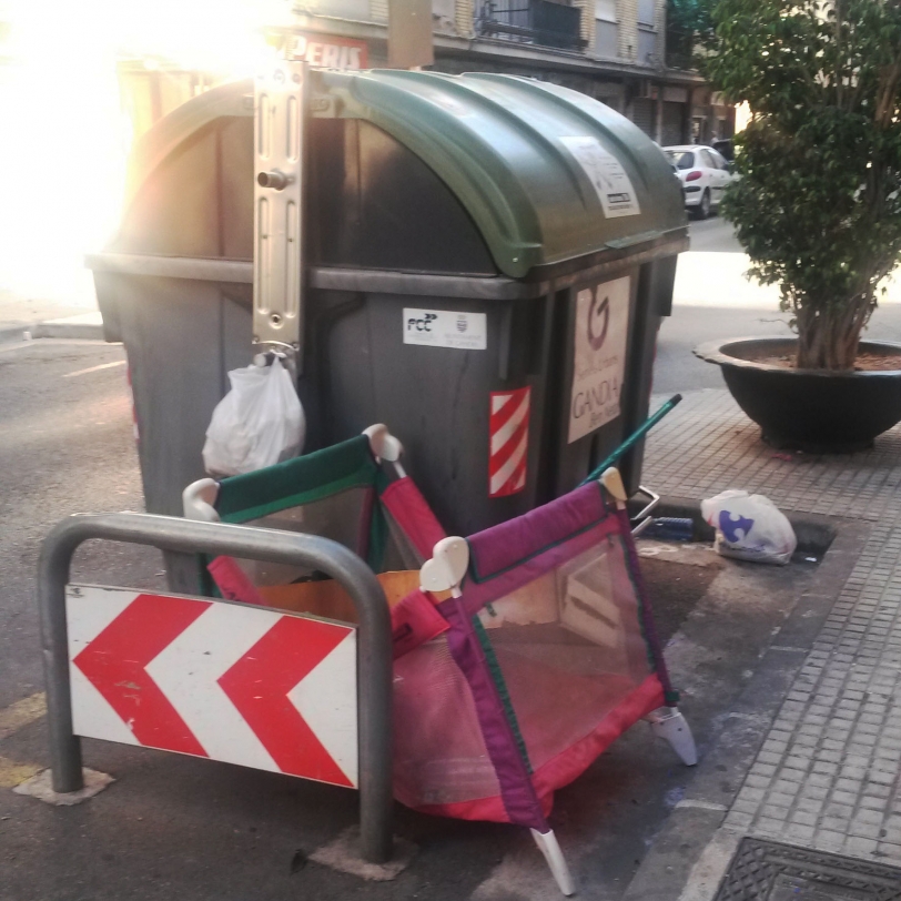 El PP denuncia la extrema suciedad que hay en las calles de Gandia