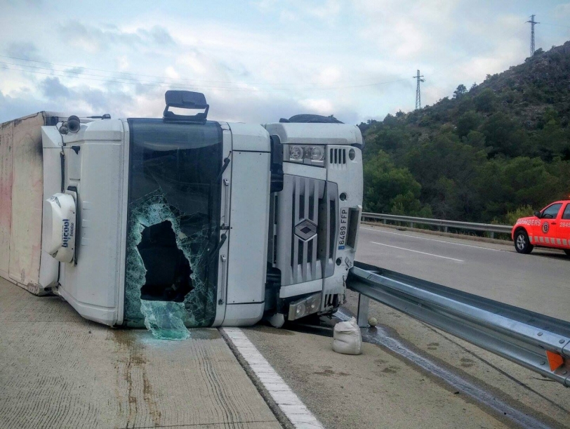 Madre e hija heridas leves al volcar un camión en la autopista AP-7 en Oliva
