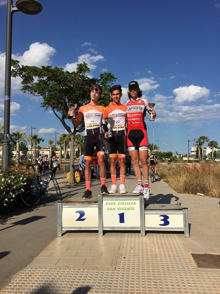 Javier Muñoz, del PC Beniopa, gana al sprint en San Vicente del Raspeig