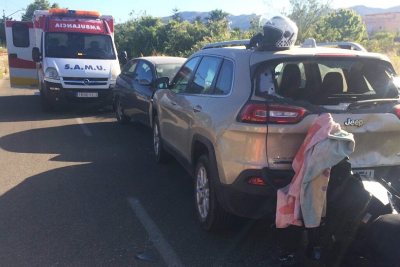 Cuatro heridos en una colisión entre coches y una moto en la Vía de Gandia