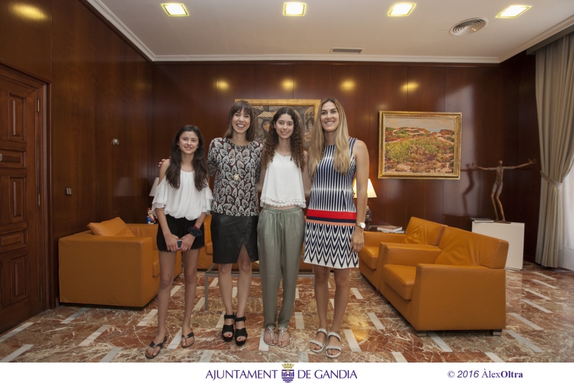 La alcaldesa recibe a Blanca Palmer, subcampeona europea en Taekwondo
