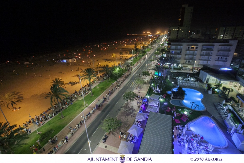 Noche de San Juan tranquila y sin incidencias en la playa de Gandia