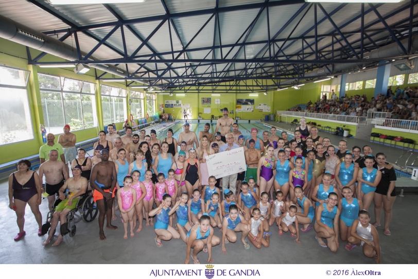 El Aquàtic Club Gandia recauda 2.000 euros a favor de la Fundación Espurna