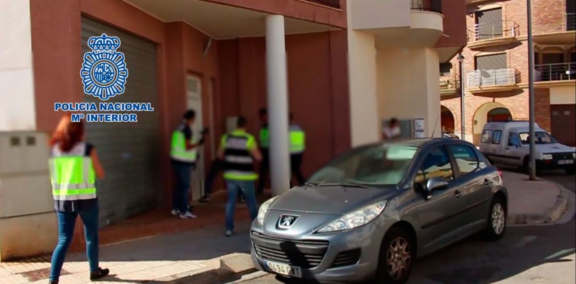 Visualiza la entrada de la Policía en la vivienda de los detenidos en Gandia