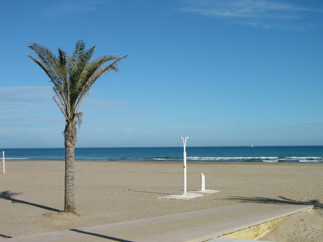 Un ciudadano rumano muere de infarto mientras se baña en la playa de Gandia