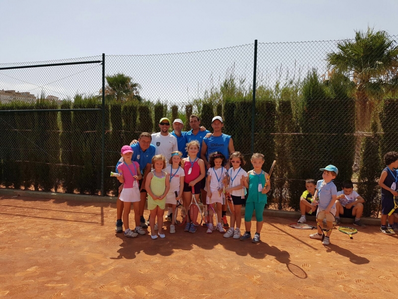La Escuela del Club de Tenis Gandia celebra el fin de temporada
