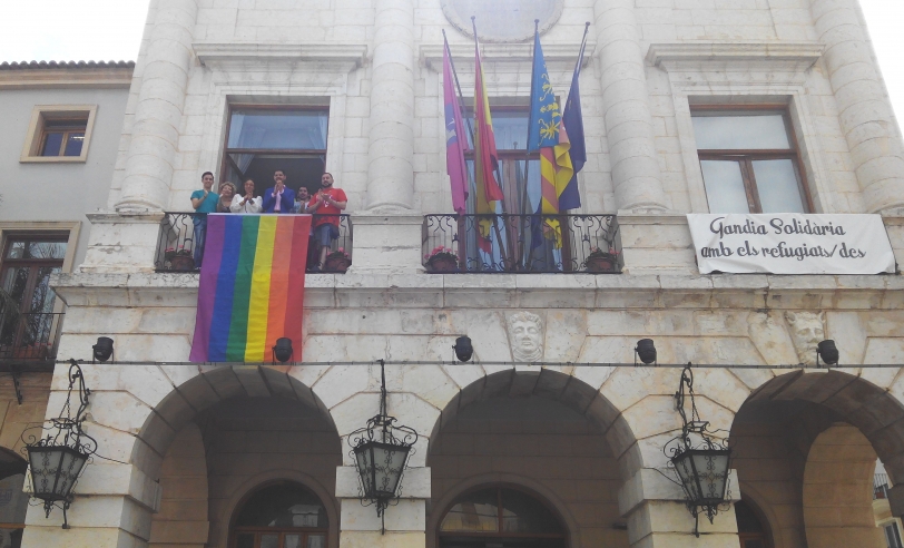 Gandia despliega la bandera de Arco Iris en la fachada del ayuntamiento