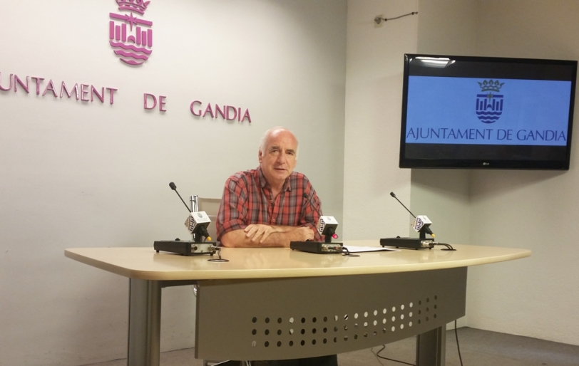 Vuelve el servicio de Bibliobus a primera línea de la playa de Gandia