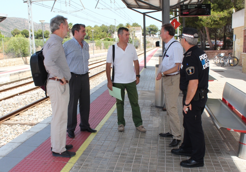 Xeraco reclama el paso subterráneo y amplía el parking en su estación