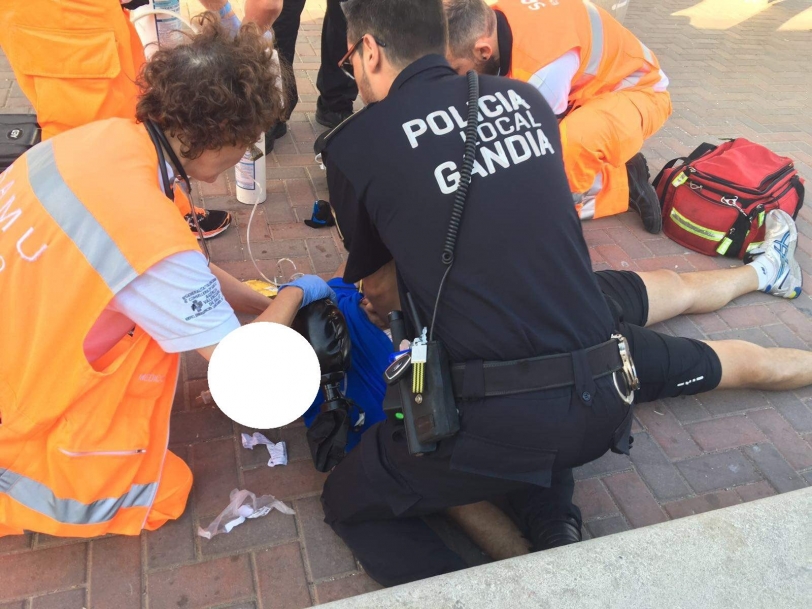 Un ciclista sufre un infarto en la playa de Gandia y la Policía lo atiende