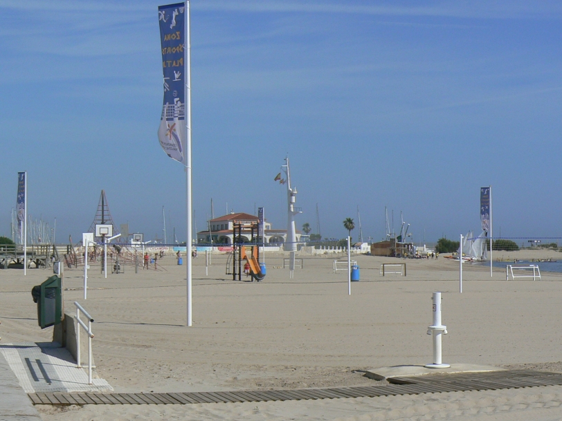 La playa de Oliva  pinta pasos de peatones con tal de evitar accidentes