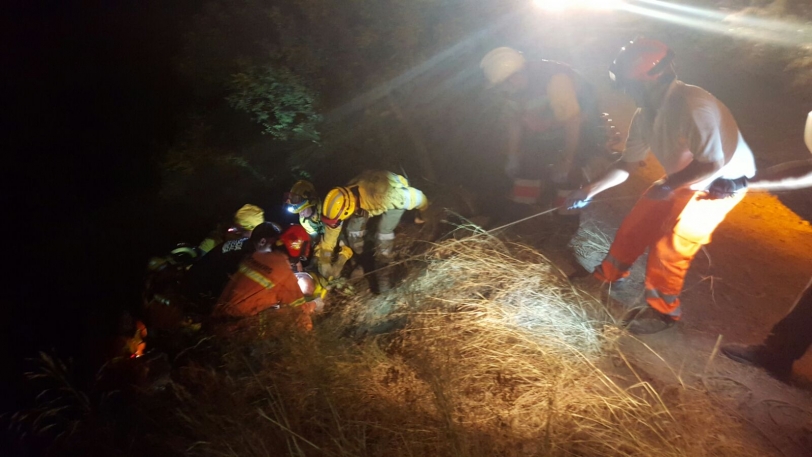 Bomberos y ciclistas rescatan a tres personas que cayeron al Serpis