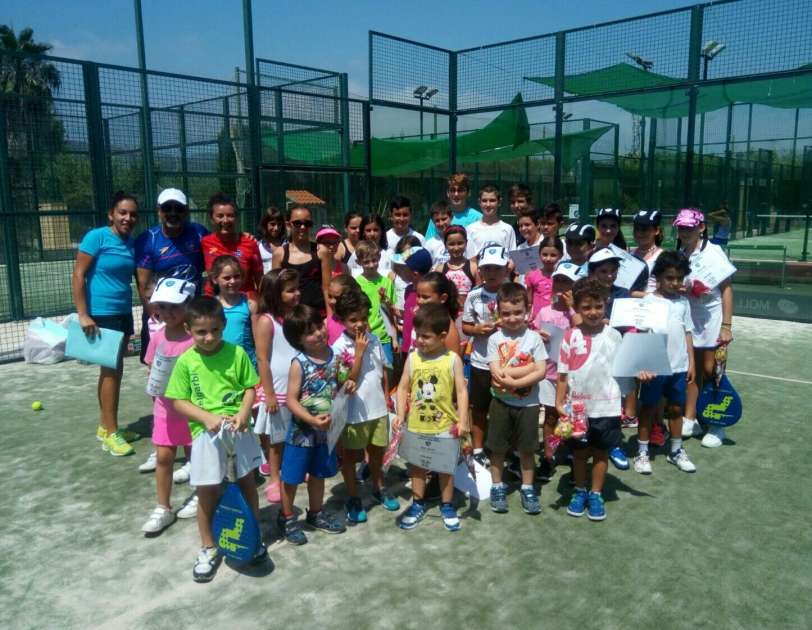 60 niños de la Escuela de Pádel de Gandia celebran el fin de curso