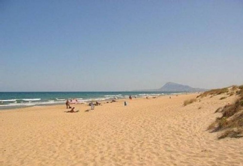 El PP de Oliva denuncia que no haya boyas de seguridad en la playa