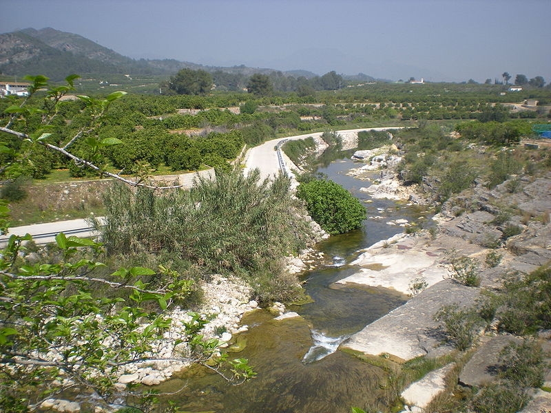 Se invierte más de 450.000 euros para reeconstruir el puente del río Vernisa