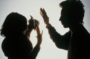 Detenido un joven de 21 años por agredir a su pareja en Gandia