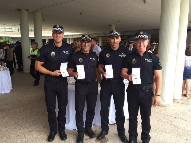 Un oficial y tres agentes de la Policía Local de Gandia condecorados