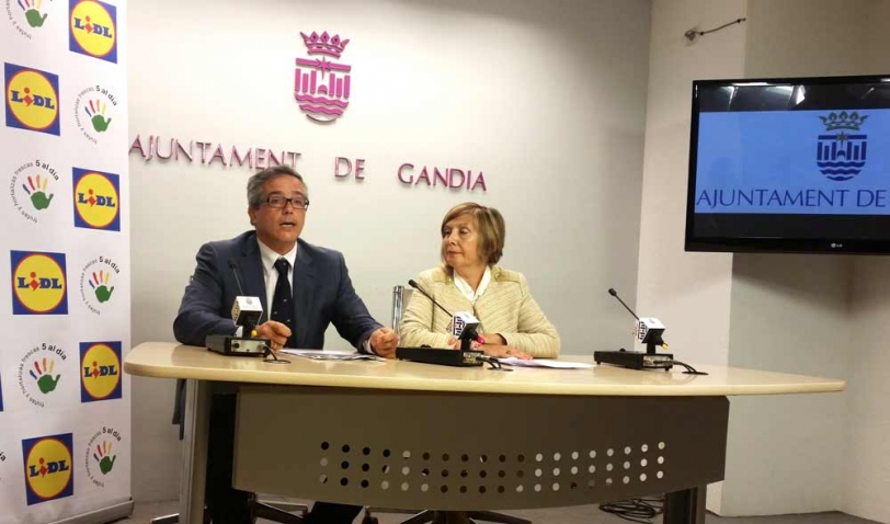 Llega a la playa de Gandia un autobús con talleres de alimentación