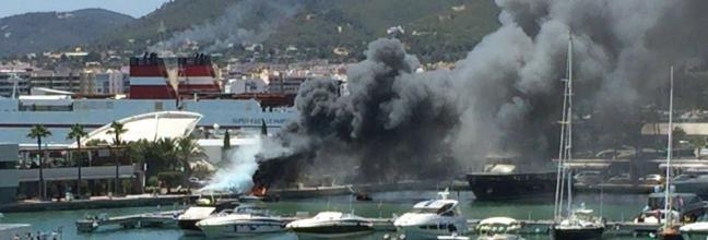 Dos olivenses heridos de gravedad al incendiarse un barco en Ibiza