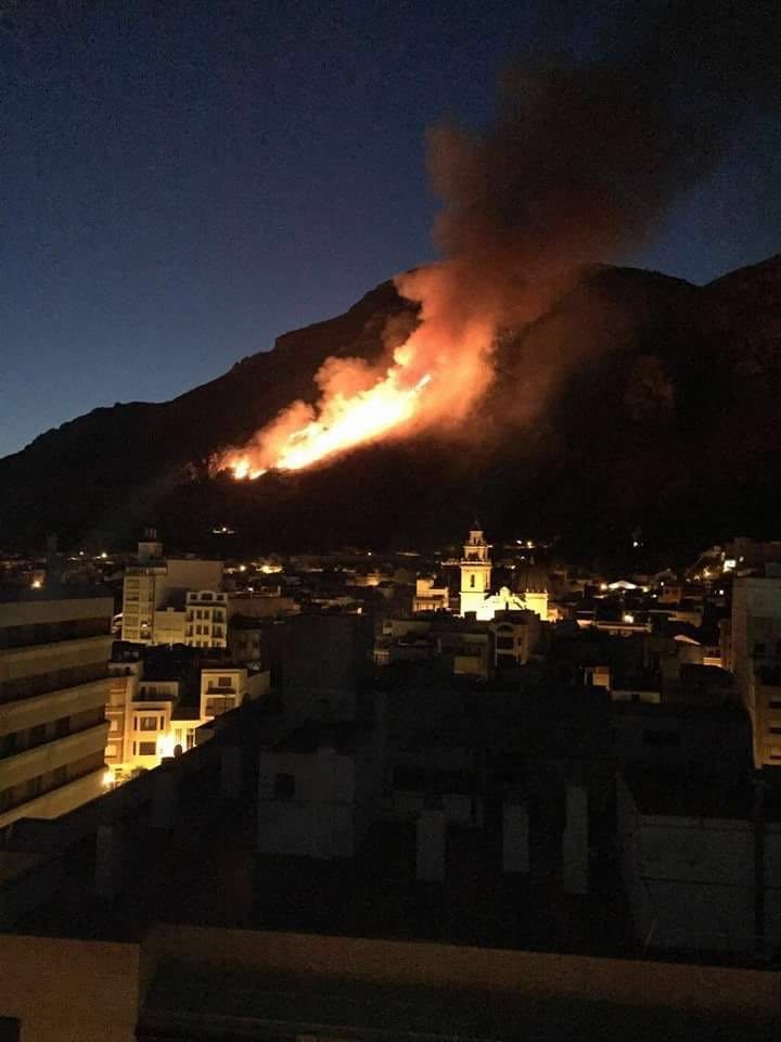 Incendio forestal en Tavernes de la Valldigna