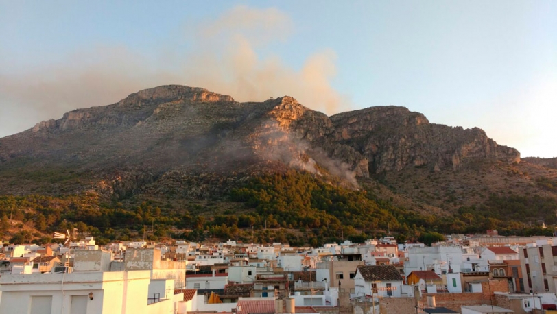 Tavernes extingue el incendio de la montaña de les Tres Creus 