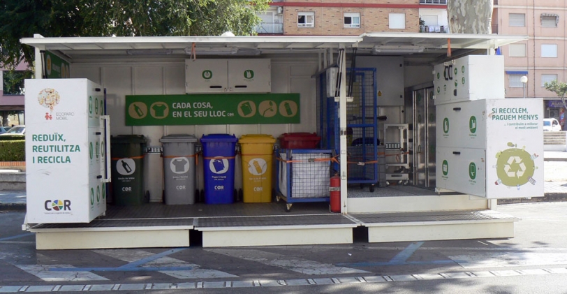 Ayer se instaló un ecoparque móvil en Oliva por primera vez