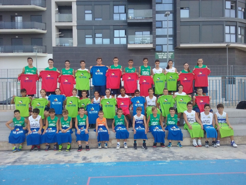 El Centro La Vital regala camisetas a la  'Escola d'Estiu CB Tavernes' 