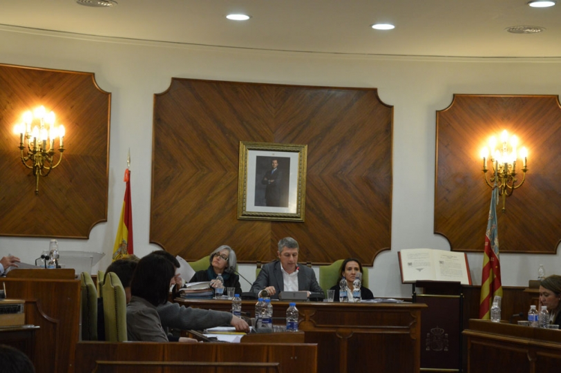 El PP de Oliva abandona el pleno rechazando una adjudicación a un particular