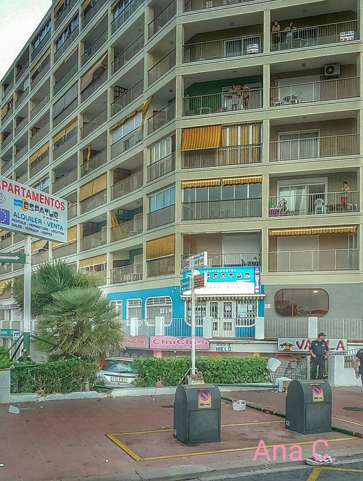 Un vehículo pierde el control en pleno paseo de la playa de Gandia