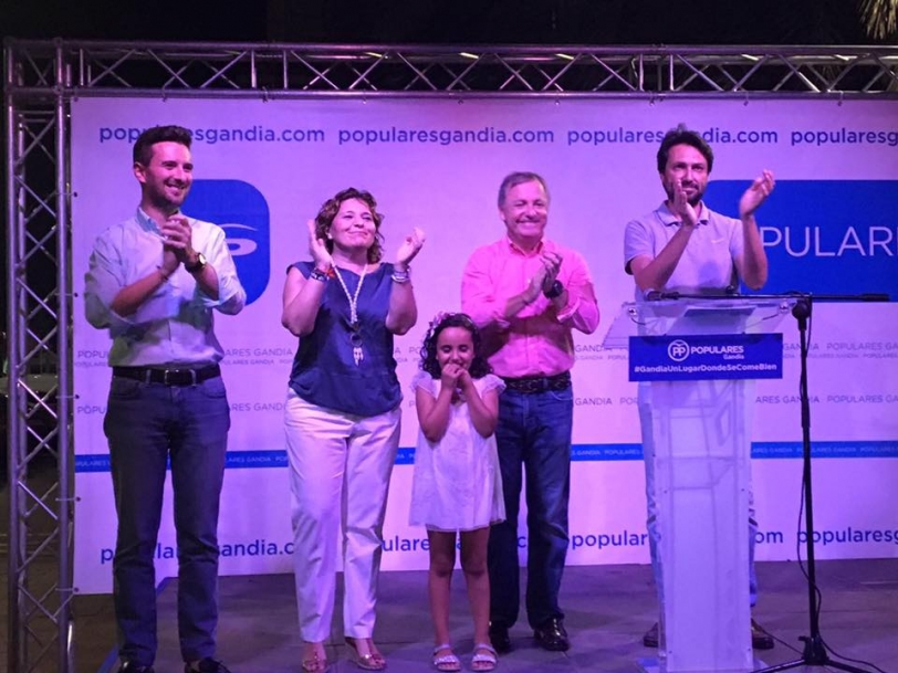 La cena del PP de Gandia llena la Plaza de la Marina del Grau