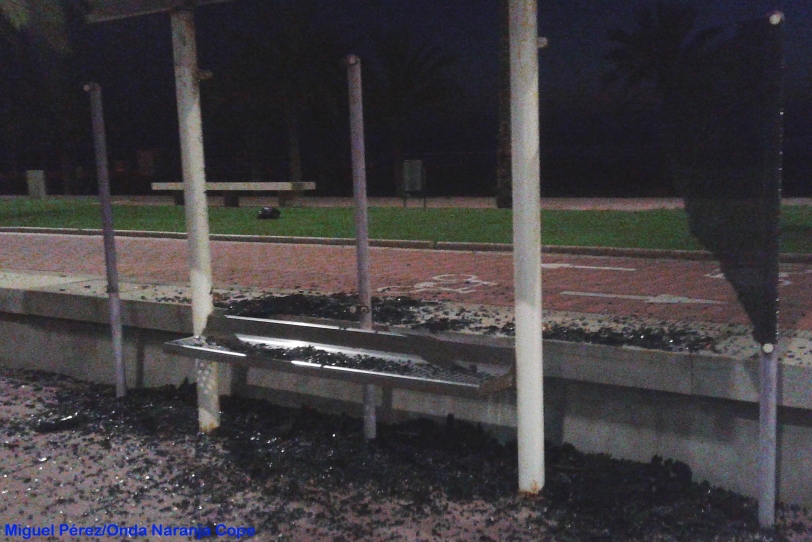 El vandalismo en la playa de Gandia deja una nueva parada de bus destrozada