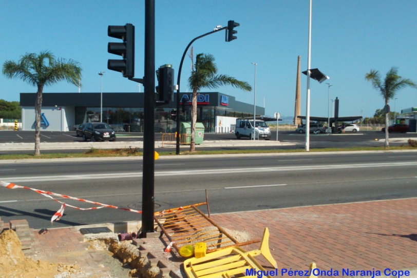 La instalación de semáforos corta el carril bici Gandia-Grau en pleno verano