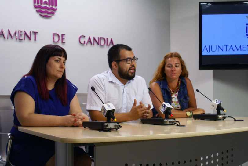 El Ayuntamiento de Gandia y dos asociaciones tratan a los perros callejeros