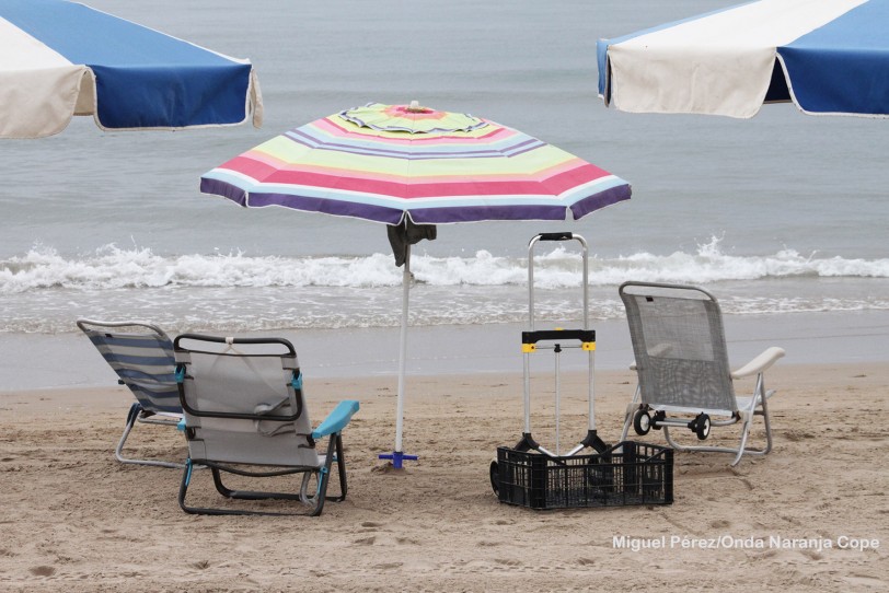 Gandia retirará sombrillas, mesas y sillas abandonadas en la playa