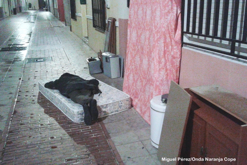 Una persona pasa la noche a la intemperie con rachas de viento y lluvia