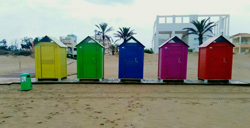 Turismo de Oliva instala vestidores en la playa de Aigua Blanca