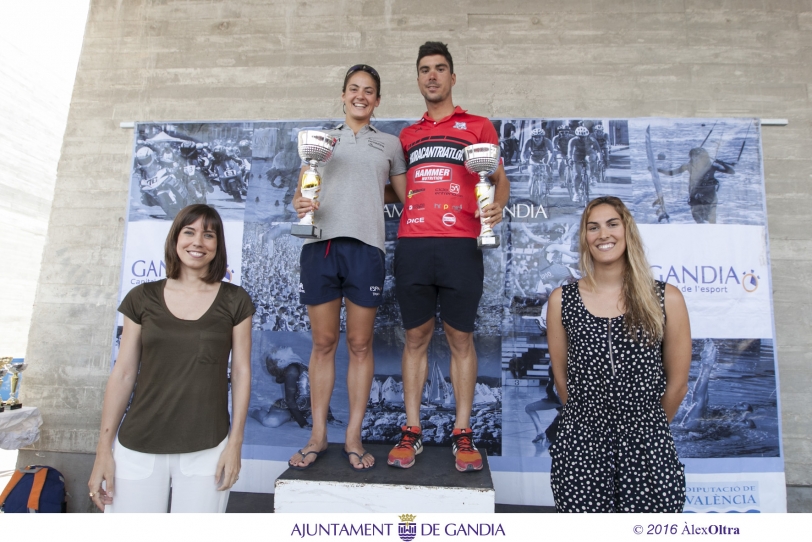 Víctor Benages y Sara Pérez triunfan en la Travesía al Puerto de Gandia