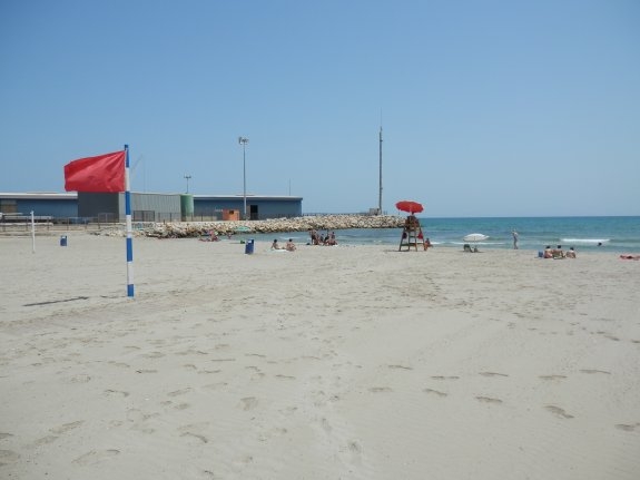 Gandia coloca la bandera roja en la playa de Venècia y la cierra unos días
