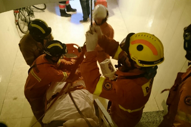 Bomberos rescatan a una persona en el Grau para poder llevarla al hospital