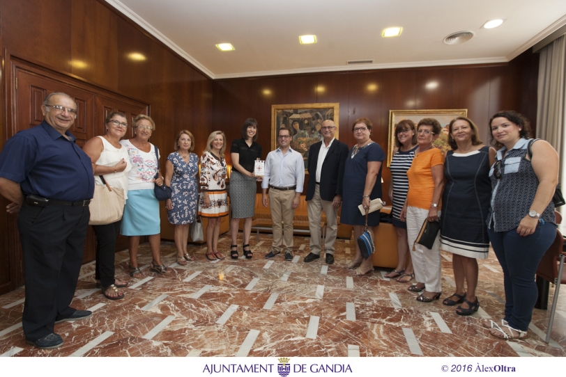 La alcaldesa de Gandia recibe a la directiva de la Hermandad de la Cruz