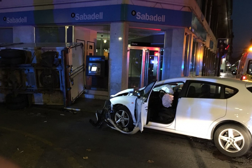 Un camión de reparto vuelca tras chocar con un coche en el centro de Gandia