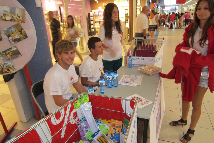 Carrefour y Cruz Roja recaudan material en la Vuelta al Cole Solidaria