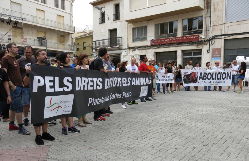 Los animalistas se concentran contra los toros en Tavernes de la Valldigna
