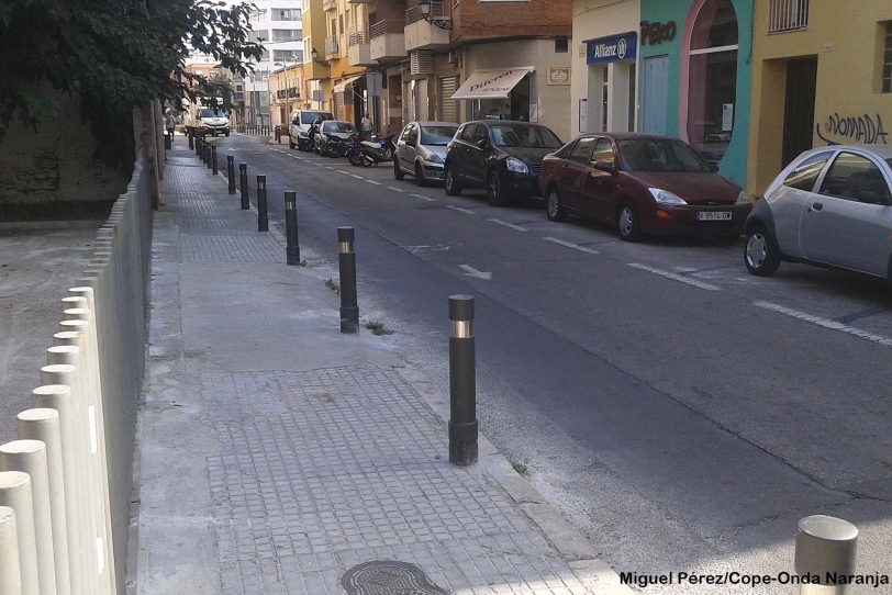 Gandia asegura los accesos a colegios del centro instalando pivotes
