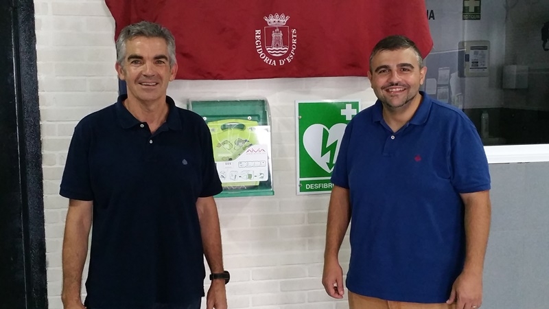 Tavernes de la Valldigna instala un desfibrilador en el polideportivo