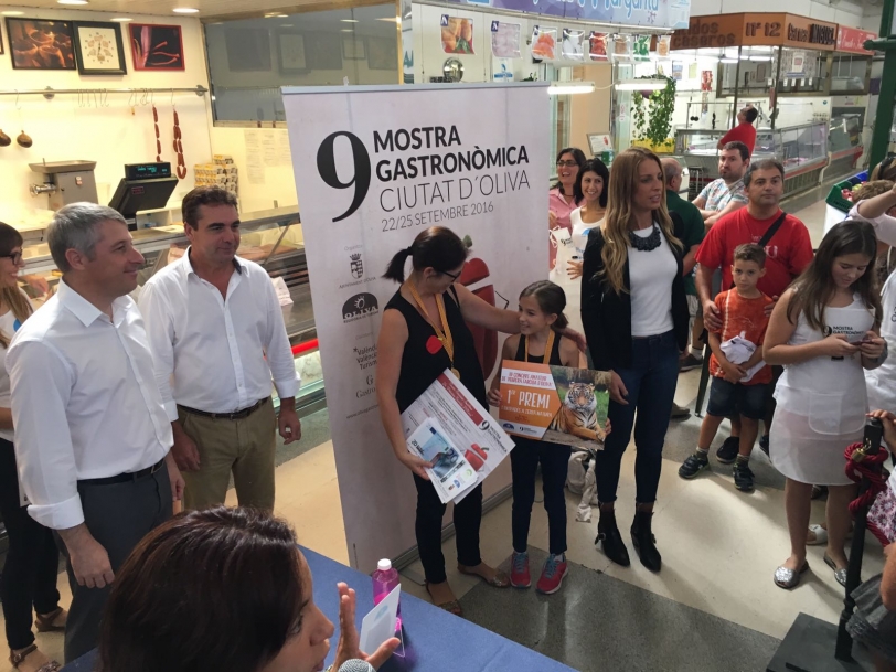 Mónica Morera y Vicenta Sanchis cocinan los mejores pimientos de toda Oliva
